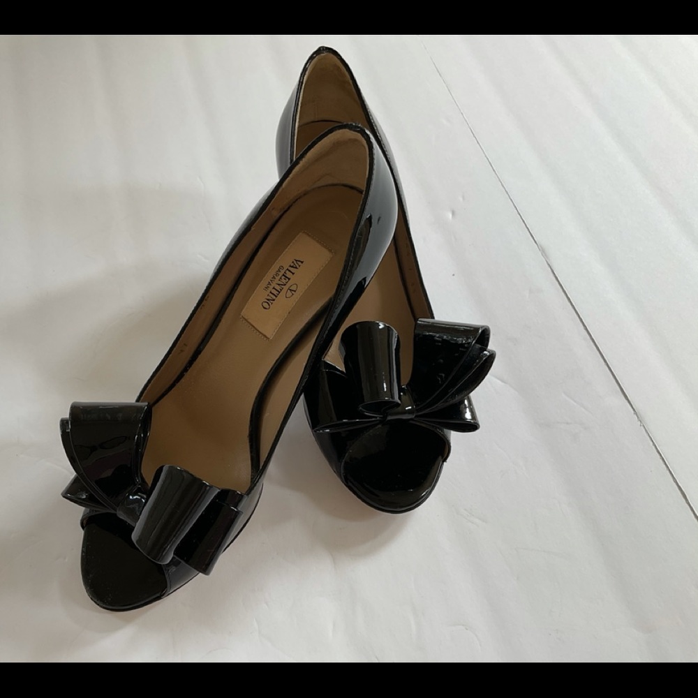 Valentino Garavani black shoes. In excellent condition. Size 35.